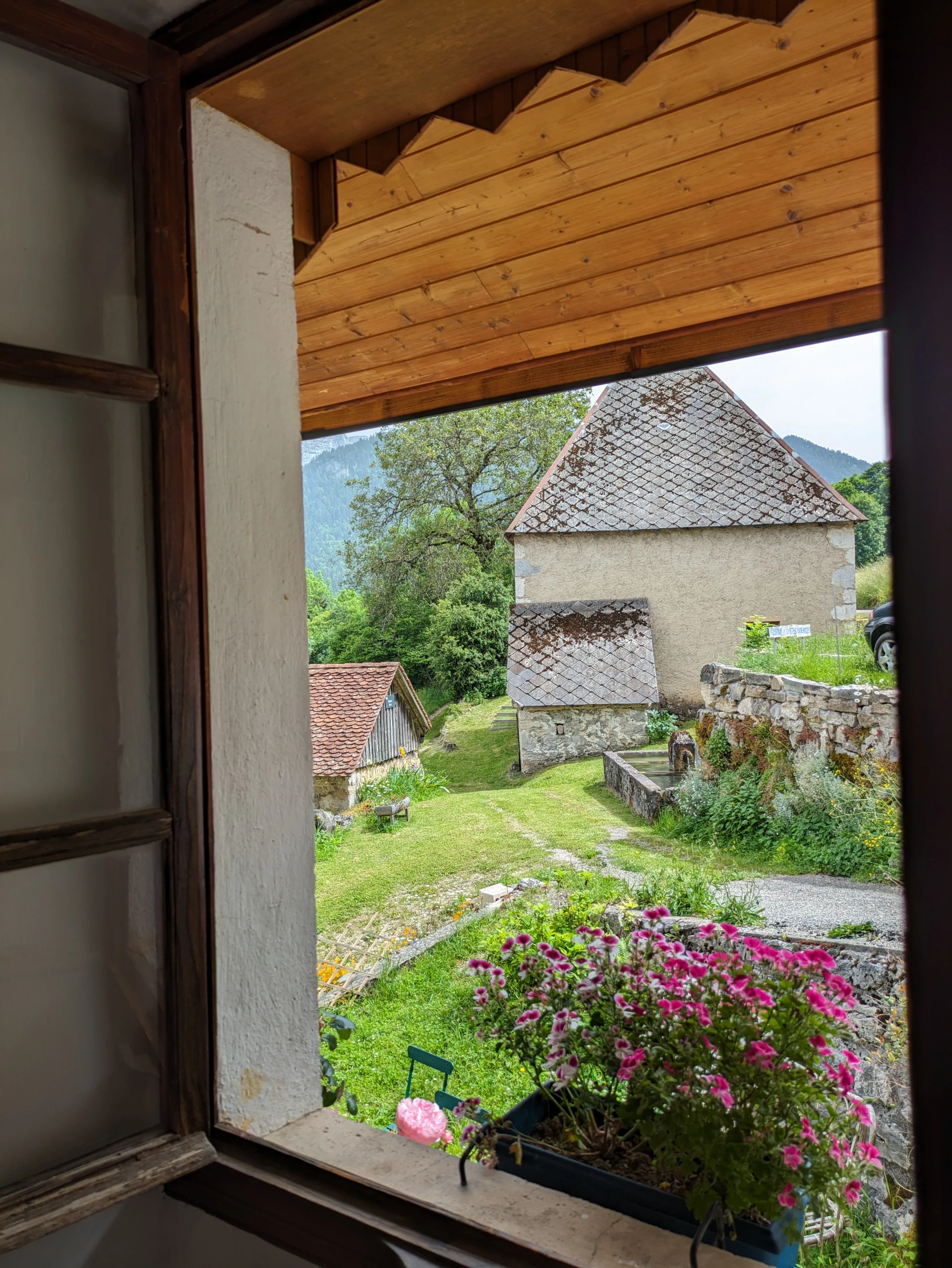 Le parking du gite o reys source, gite de saint pierre d'entremont , gite en chartreuse