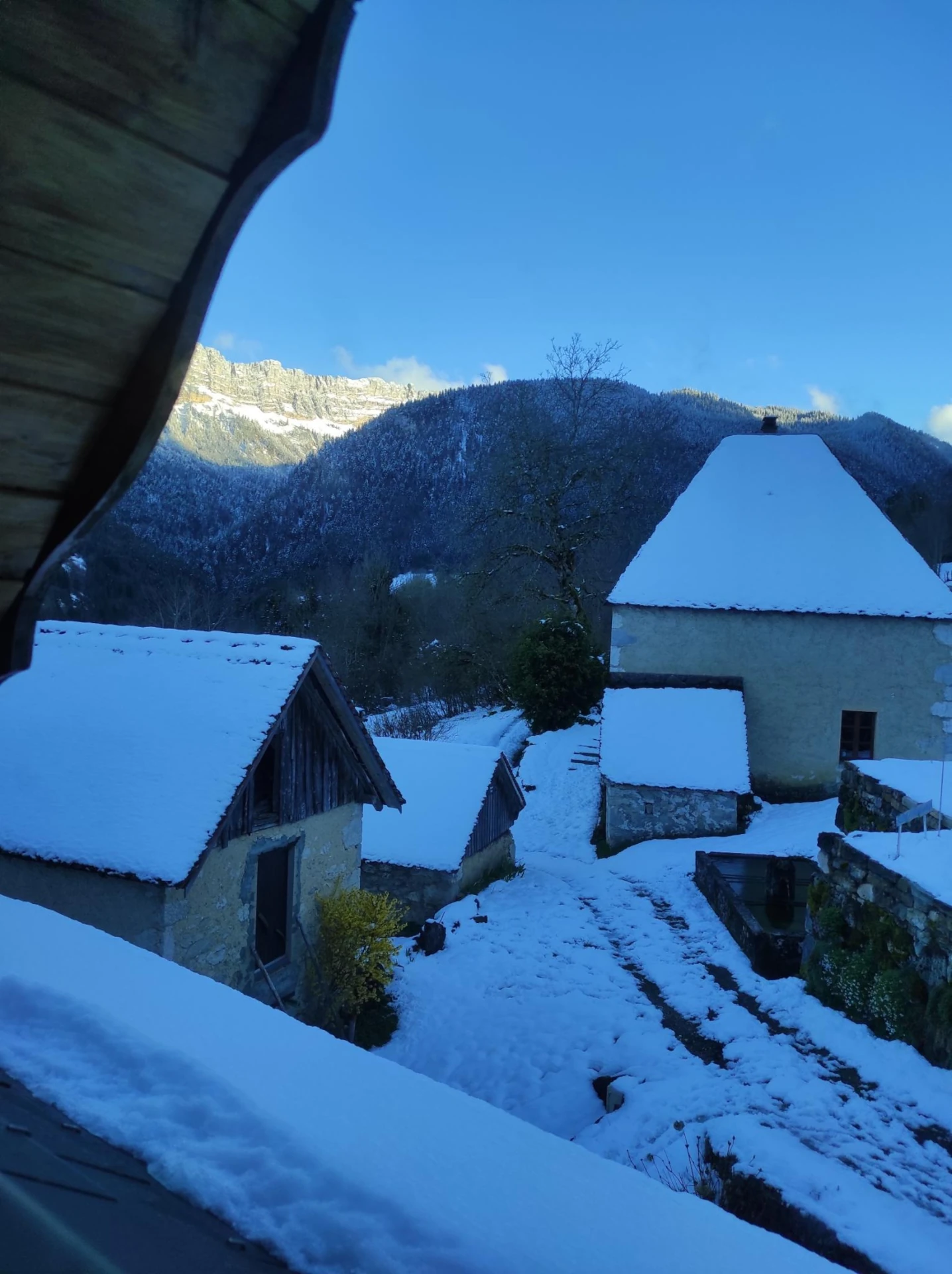 Le parking du gite o reys source, gite de saint pierre d'entremont , gite en chartreuse